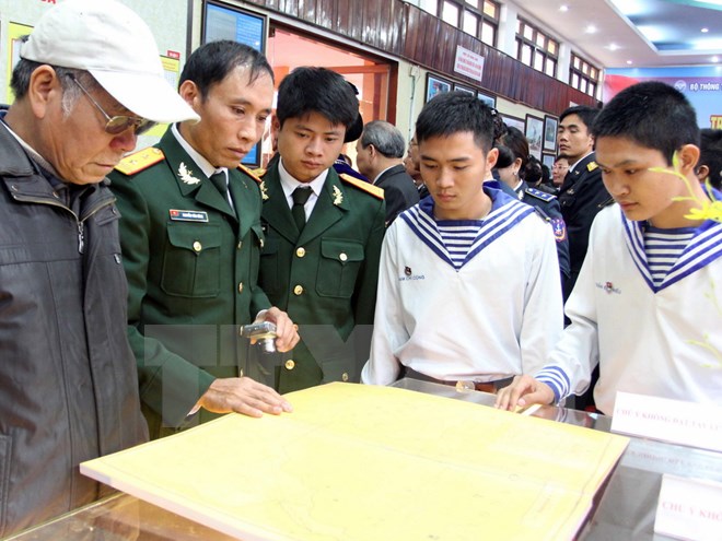 Exposition sur les archipels de Truong Sa et Hoang Sa à Hoa Binh
